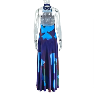 Détail de la robe dos nu avec motif géométrique abstrait et tissu satiné brillant