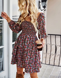 Détail d'une robe fleurie à volants avec buste smocké et élégante encolure carrée