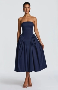 Elegante abito midi senza spalline blu navy con lacci sulla schiena e gonna a pieghe