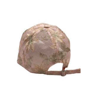 Detailansicht der rosa Spitzen-Baseballkappe mit goldener Blumenstickerei und Verstellriemen