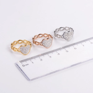 Tre anelli a cuore in oro, oro rosa e argento con strass incastonati per donne eleganti