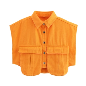 Vue détaillée du gilet en jean orange vif avec boutons métalliques et poches doubles