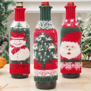 Tre copribottiglie di vino natalizi con motivi di pupazzo di neve, albero e Babbo Natale