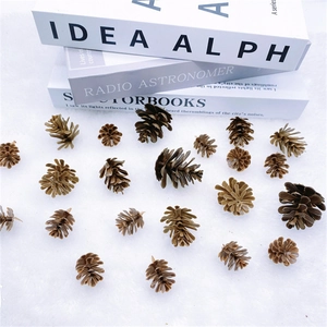 Pommes de pin brunes pour décoration de sapin de Noël sur fond de fausse fourrure