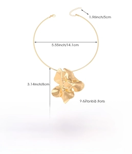 Detailed size guide of gold irregular petal pendant necklace with measurements in inches