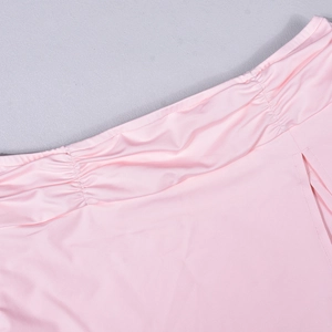 Detailaufnahme der rosa gerafften Taille und der Stofftextur an diesem Zweiteiler