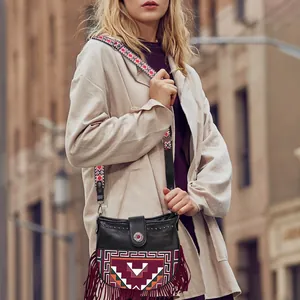 Borsa a tracolla boho con frange, ricamo etnico e ampia tracolla in tessuto colorato