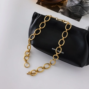 Détail d'un collier chaîne en O en acier inoxydable doré 18 carats avec fermoir à bascule