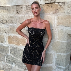 Nahaufnahme von schwarzem Spitzenstoff und hohlen Details an diesem figurbetonten Kleid