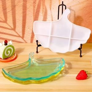 Vue détaillée du moule en silicone feuille de ginkgo avec des pièces en résine dégradée