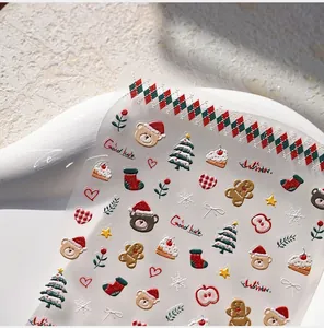 Détail de stickers à ongles 3D de Noël avec ours, sapins et motifs de pain d'épices