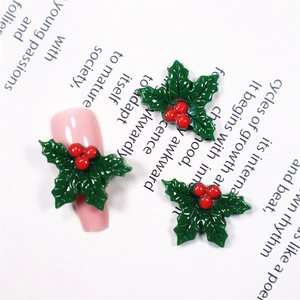 Makroaufnahme von 3D-Stechpalmen-Nagelcharms aus Harz mit roten Beeren auf Nagelspitze