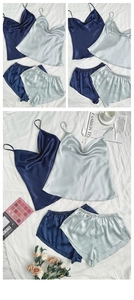 Détail de l'ensemble pyjama en satin avec col bénitier et texture soyeuse en bleu et gris