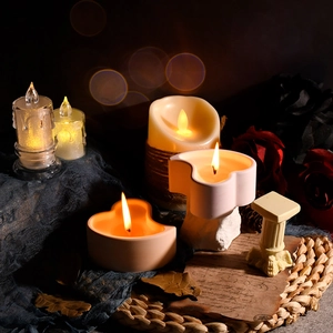 Detail van LED hartkaarsen met warm geel licht en decoratieve vintage accessoires