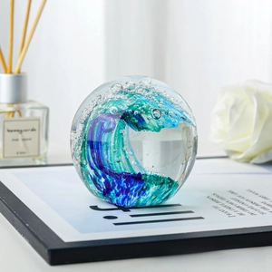 Détail du presse-papier en verre de cristal vague, design à bulles bleues et vertes.
