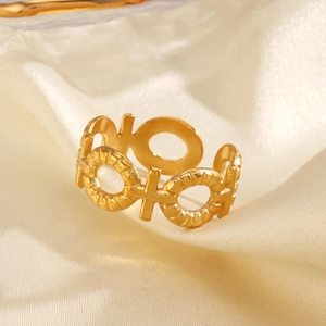 Minimalistischer goldener Edelstahl Kreuz Ring offen für Damen auf weißer Seide