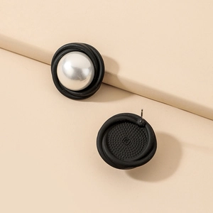 Boucles d'oreilles vintage en acrylique avec grosse perle ronde et anneau torsadé noir