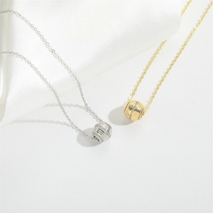 Französischer Vintage-Stil Halsketten mit Gold und Silber Zirkon-Anhängern auf Seide