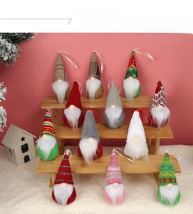 Set mit zwölf verschiedenen Weihnachtsgnomen auf einem hölzernen Ausstellungsständer