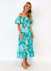 Détail de la robe fleurie cyan à épaules dénudées avec manches bouffantes et taille froncée