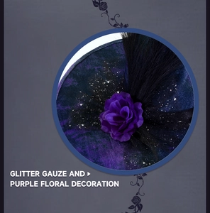 Détail d'un chapeau de sorcière gothique avec fleurs en soie violettes et résille argent