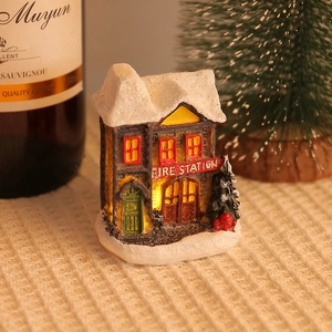 Maison de pompier de Noël lumineuse en résine avec LED et décorations enneigées