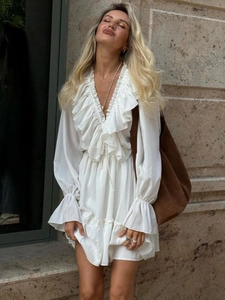 Robe courte blanche élégante à col en V avec volants et manches longues pour un look chic