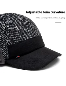 Dettaglio macro della visiera pieghevole e tweed a spina di pesce del cappello invernale