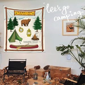Tapisserie de camping rétro détaillée avec illustrations d'ours, de tente et de feu de camp