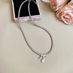 Collier de perles mauve élégant avec pompons argentés et pendentif en zircon brillant