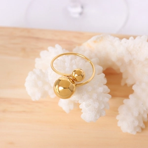 Bague ouverte minimaliste avec double perle dorée et finition polie au design géométrique