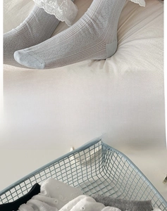 Détail de chaussettes en coton à dentelle montrant la texture côtelée et la bande de confort