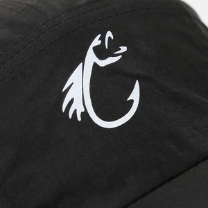 Nahaufnahme des weißen Angelhaken-Logos auf einer schwarzen, schnell trocknenden Angelkappe