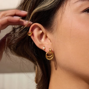Gros plan de boucles d'oreilles pour femme en acier inoxydable doré 18K et zircons