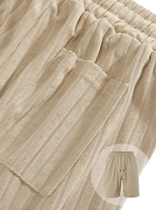 Dettaglio del tessuto beige testurizzato dei pantaloncini polo con coulisse in vita