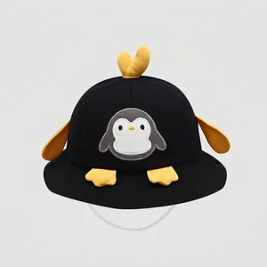Dettaglio cappello sole in cotone per bambini con ricamo pinguino e cuore giallo