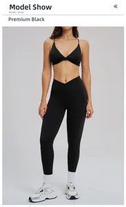 Dettaglio del set yoga nero con reggiseno sportivo a incrocio e leggings a vita a V