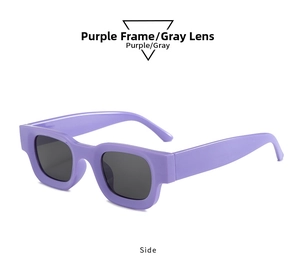 Seitenansicht der lila Retro-Sonnenbrille mit dicken Bügeln und grauen Gläsern