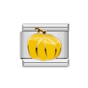 Dettaglio macro del charm in acciaio con zucca in smalto giallo e contorni dorati