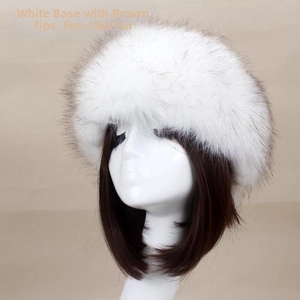 Détail de la texture du bandeau en fausse fourrure blanche avec pointes brunes