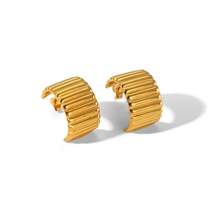 Gepolijste gouden brede C-vormige oorringen met elegante verticale getextureerde ribbels