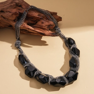 Collier gothique en acrylique avec grandes perles noires et chaînes argentées
