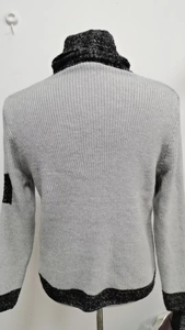 Dettaglio posteriore del maglione grigio da uomo in maglia con colletto nero a contrasto