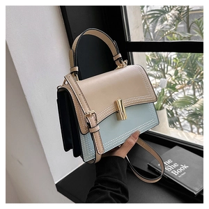 Sac bandoulière chic tricolore en kaki, bleu et noir avec fermoir doré élégant