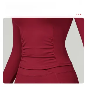Détail du haut de sport avec ourlet rallongé et panneau de contrôle du ventre pour fitness