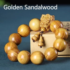Détail d'un bracelet en perles de bois bocote avec Pixiu sculpté et pendentif gourde