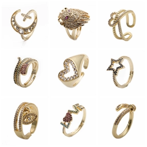 Kollektion von neun verstellbaren goldenen Ringen mit Herzmotiven und Zirkonia Steinen