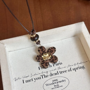 Retro resin necklace with leopard print flower pendant and champagne crystal inlay