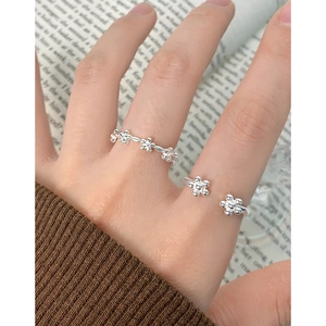 Minimalist silver flower ring set with floral design for women in retro style