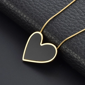 Collier élégant en titane plaqué or 18 carats avec pendentif cœur noir et chaîne serpent
